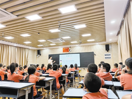 中醫(yī)藥專家走進學(xué)校進行中醫(yī)藥文化科普。