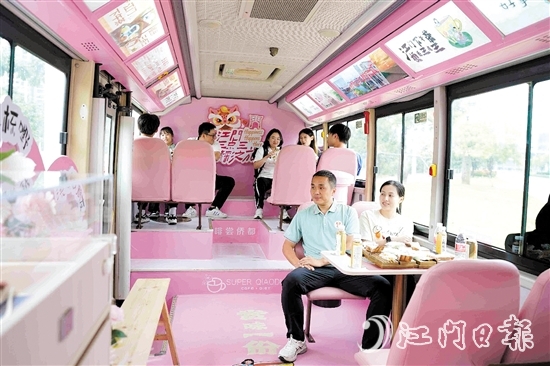 運(yùn)動(dòng)員和教練員乘坐“三點(diǎn)三下午茶”公交江海專線，感受江海魅力。