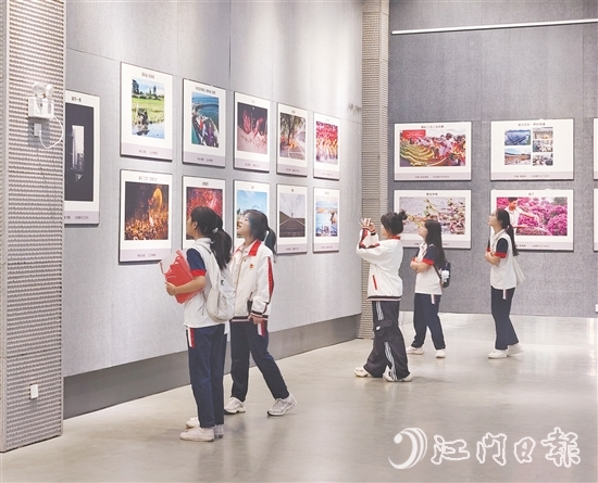 五邑大學經(jīng)濟管理學院學生們在觀展。
