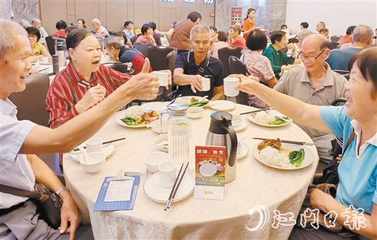 長者樂享舌尖上的幸福滋味。