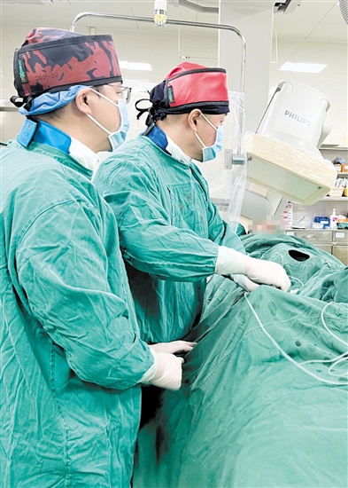 介入醫(yī)生穿著20公斤重的鉛衣為患者進(jìn)行手術(shù)。