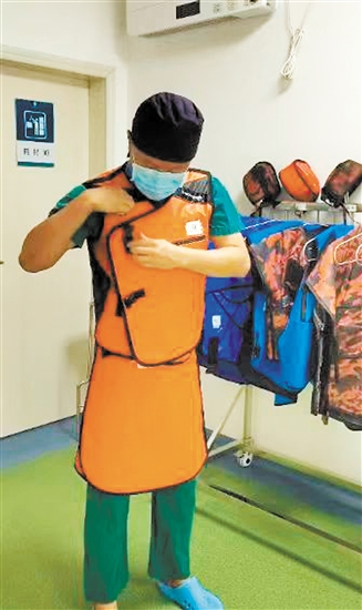 為了保護(hù)自己，每次進(jìn)行介入手術(shù)前，醫(yī)生必須“全副武裝”。