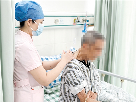 江門(mén)市五邑中醫(yī)院肺病科采用中西醫(yī)結(jié)合治療慢阻肺，圖為自體血穴位注射。