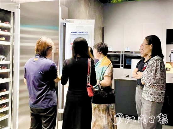 在“以舊換新”補貼的刺激帶動下，市民消費熱情高漲。