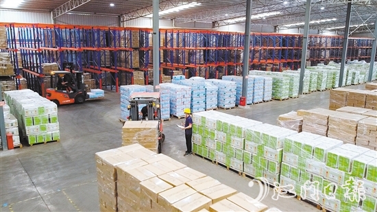 在維生聯(lián)塑的倉儲車間，運貨叉車往來穿梭，工作人員忙著盤點準備運往全國各地的產(chǎn)品。