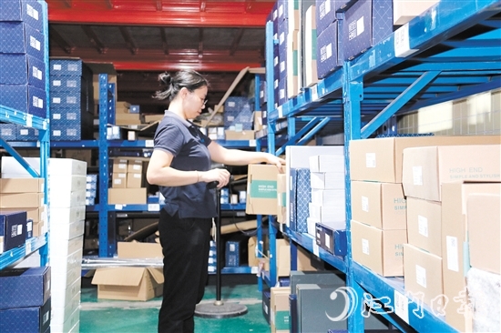 訂單多了，商家忙發(fā)貨。