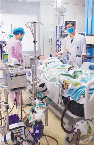 人工膜肺運(yùn)轉(zhuǎn)期間，患者逐漸清醒，并為醫(yī)護(hù)人員點(diǎn)贊。