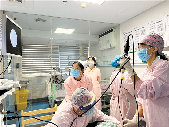 醫(yī)生為肺炎支原體感染患兒做支氣管鏡檢查。