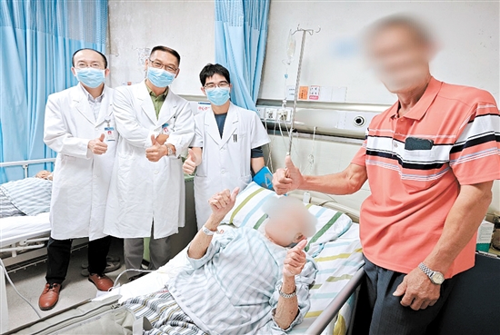 患者及家屬為醫(yī)護人員點贊。