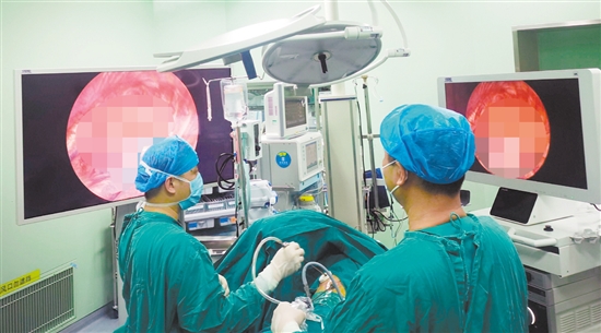 如果肺結節(jié)有惡性征象或持續(xù)增大，手術切除結節(jié)活檢是首選治療方法。