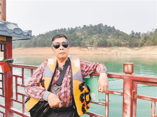 何華晃在外旅游，投身大自然的懷抱。