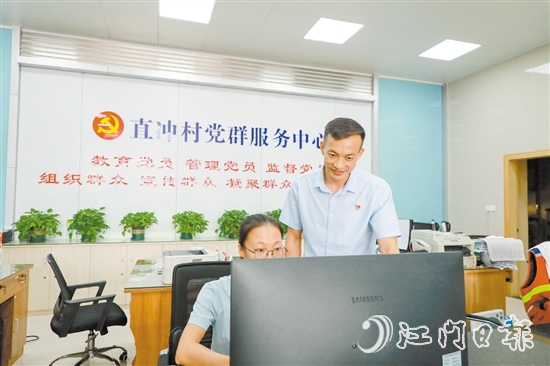 郭衛(wèi)強(qiáng)把在直沖村的奮斗歷程比作馬拉松賽。這是郭衛(wèi)強(qiáng)（右一）參加江門馬拉松賽，途經(jīng)江海城市宣傳畫。范慧敏