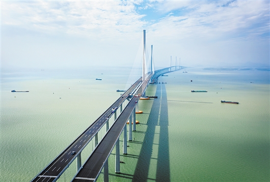 黃茅?？绾Ｍǖ榔鹩谥楹Ｊ懈邫诟蹍^(qū)，東連鶴港高速可直達港珠澳大橋，與高欄港高速、珠海機場高速、江珠高速相接，西經(jīng)崖門口跨黃茅海，穿越臺山廣海灣片區(qū)，連接西部沿海高速、新臺高速，可直達陽江、粵西腹地。