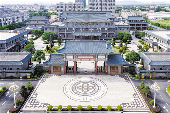 大江鎮(zhèn)是首個被中國家具協(xié)會授予“中國傳統(tǒng)家具專業(yè)鎮(zhèn)”稱號的鎮(zhèn)街，擁有傳統(tǒng)家具企業(yè)200多家，從業(yè)人員超5000名。