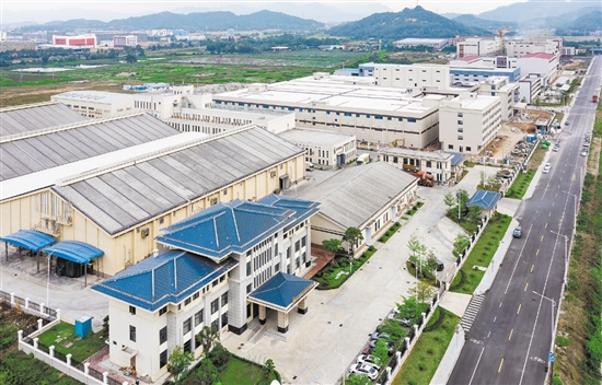全省首個農(nóng)產(chǎn)品加工示范區(qū)廣東省農(nóng)產(chǎn)品加工示范區(qū)（江門臺山），其中斗山園區(qū)南部片區(qū)已引進18個項目17家優(yōu)質(zhì)企業(yè)，計劃總投資超30億元。大型臺山大米加工廠“國糧二期”及天業(yè)冷鏈物流項目已經(jīng)投產(chǎn)。