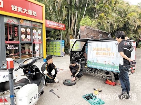 騎手小哥在新業(yè)態(tài)服務(wù)互助點(diǎn)就能完成電動(dòng)車檢修。