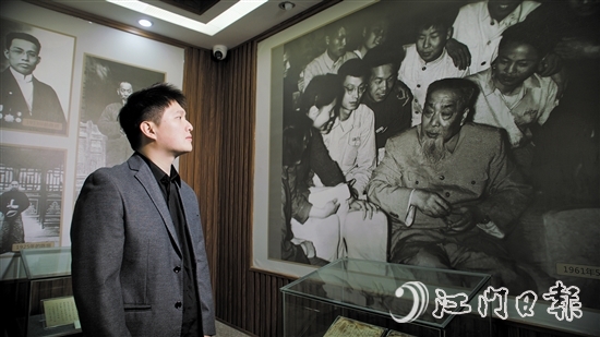 陳浩寧通過圖片了解陳垣先生的生平事跡、卓越成就。