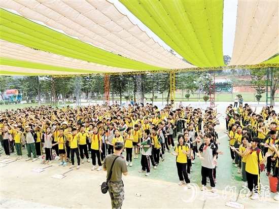 在大沙里·歡茶谷，教官在指導(dǎo)學(xué)生們訓(xùn)練。