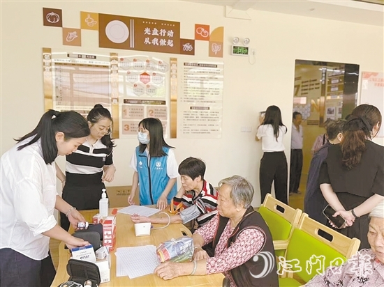 江南街道提供一站式養(yǎng)老服務(wù)，為老年人免費(fèi)體檢。