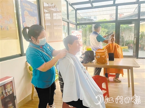 江南街道聯(lián)合社工機(jī)構(gòu)開(kāi)展義剪活動(dòng)。