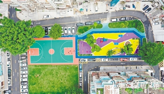 改造后的麗苑社區(qū)環(huán)境更好了，居民健身、娛樂(lè)有了更多“選項(xiàng)”。