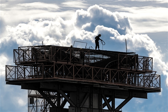 建設(shè)者在云海之下用雙手筑建“海上長龍”。