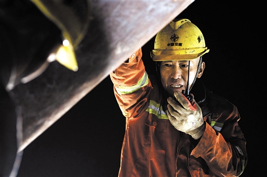 建設(shè)者日以繼夜奮戰(zhàn)在施工現(xiàn)場。