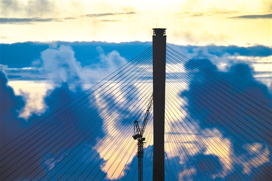 高聳入云的索塔劃破天際。