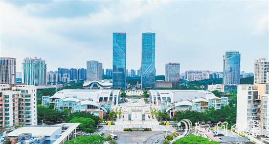 環(huán)市街道不斷提升轄區(qū)商圈整體競爭力，為消費市場注入更多創(chuàng)新元素和活力。圖為環(huán)五邑華僑廣場商圈。劉淑君