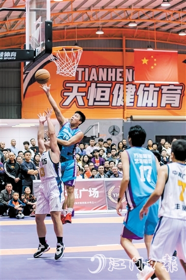 場(chǎng)上球員對(duì)抗激烈，場(chǎng)下觀眾看得目不轉(zhuǎn)睛。