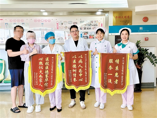 呂女士和丈夫送上錦旗表達(dá)感激之情。