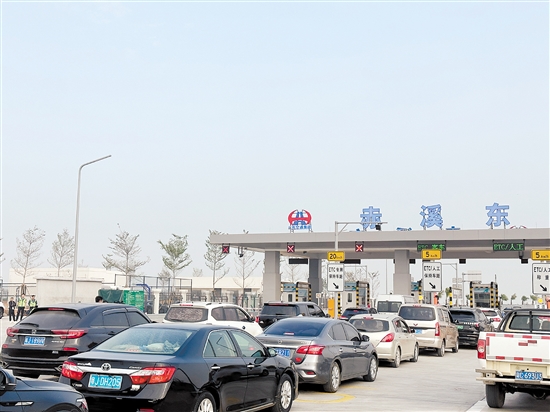 赤溪東收費(fèi)站前排起車龍。畢松杰