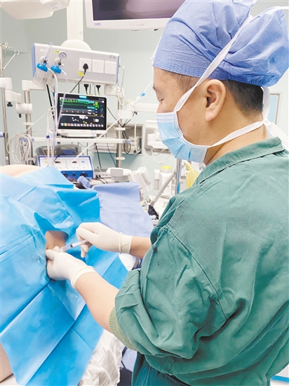 醫(yī)生為孕婦進(jìn)行麻醉。