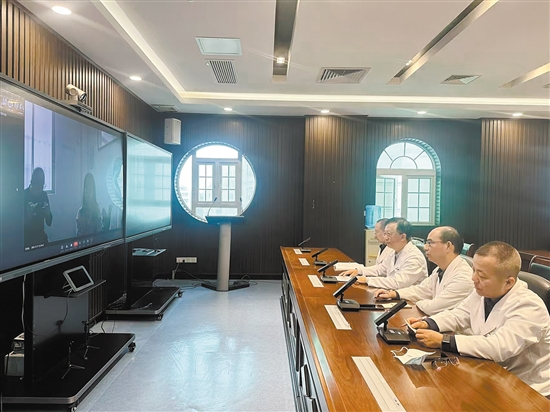 專家通過遠(yuǎn)程醫(yī)療為患者問診。