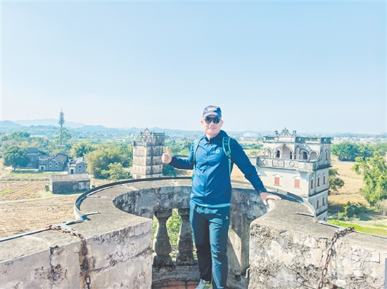 來自福建泉州的林先生跑完江門馬拉松賽后，到江門開平自力村碉樓群游玩。
