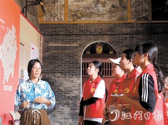 “行走中的黨課”讓學(xué)習(xí)形式“活”起來、“動”起來、“熱”起來。圖為黨員到南村村參觀學(xué)習(xí)。