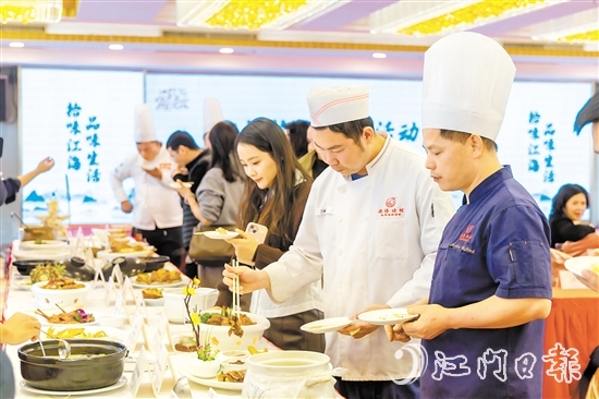 評委們用專業(yè)的味蕾去感受每一道菜的獨特風味。受訪者供圖