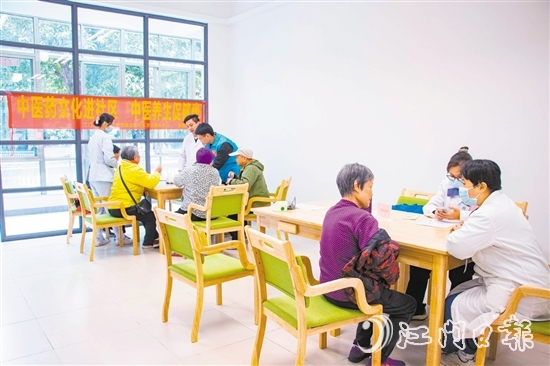 蓬江區(qū)北區(qū)衛(wèi)生院醫(yī)務(wù)人員到甘化社區(qū)居家養(yǎng)老服務(wù)站開展義診活動(dòng)。