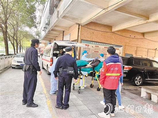 網(wǎng)格員協(xié)助醫(yī)護人員救助突發(fā)意外的老人。