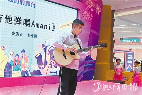 吉他手為觀眾帶來彈唱表演。