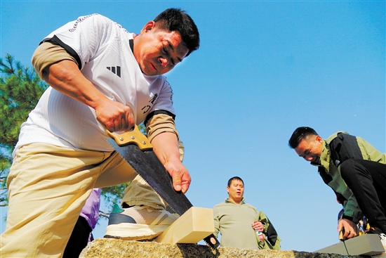 男子鋸木頭比賽需要選手有很大的力氣。