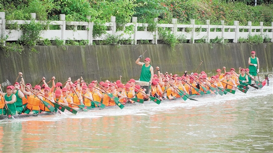 江海區(qū)舉辦端午龍舟競(jìng)渡活動(dòng)。