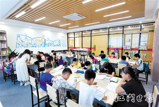 棠下鎮(zhèn)總工會巧用職工書屋豐富職工子女寒暑假托管活動。