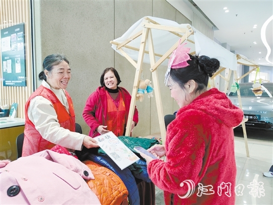 志愿者霞姐的衣物攤位吸引了不少顧客前來選購(gòu)。