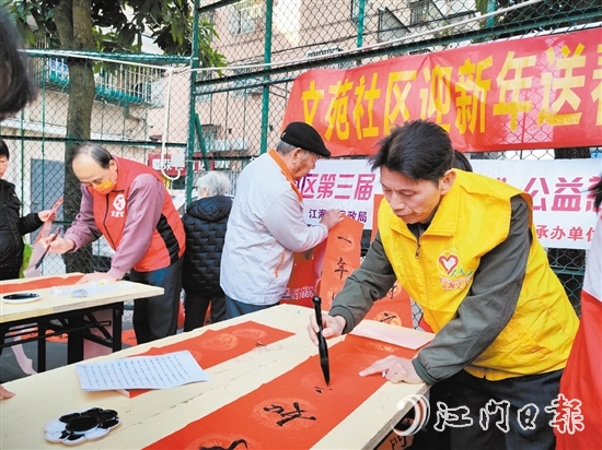 志愿者在攤位上揮毫潑墨。