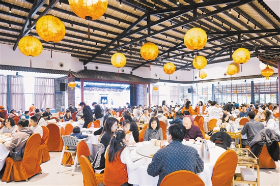 禮東美食街匯聚了30多家特色田園餐飲店，吸引了眾多游客前來品嘗美食。2022年，禮東美食街獲得第二批“廣東省粵菜美食街”榮譽稱號。