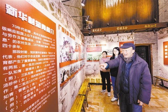 知青故事紀(jì)念館是深受村民喜歡的打卡點，80多歲的老知青梁錦華常來這里重溫以前的歲月。