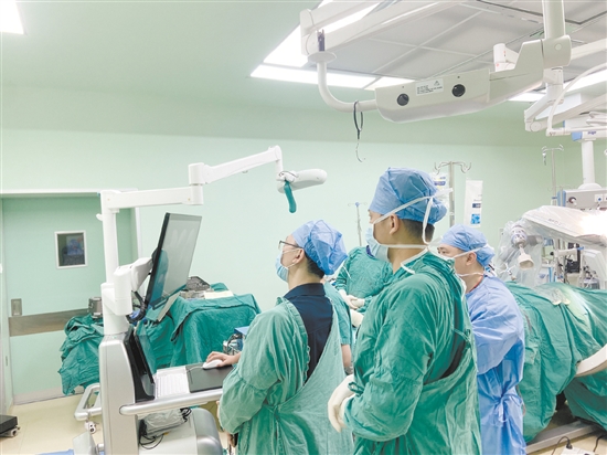 根據(jù)機(jī)器人的導(dǎo)航，骨科醫(yī)護(hù)團(tuán)隊(duì)為患者精準(zhǔn)置入內(nèi)植入物。