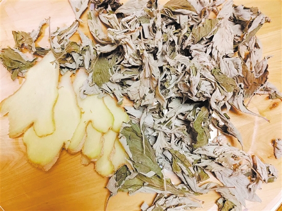 用艾葉、生姜泡腳具有溫經(jīng)、散寒、止痛的功效。