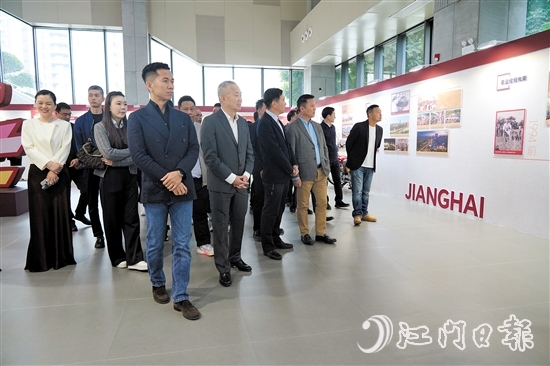 企業(yè)家們參觀江海區(qū)建區(qū)30周年檔案展。